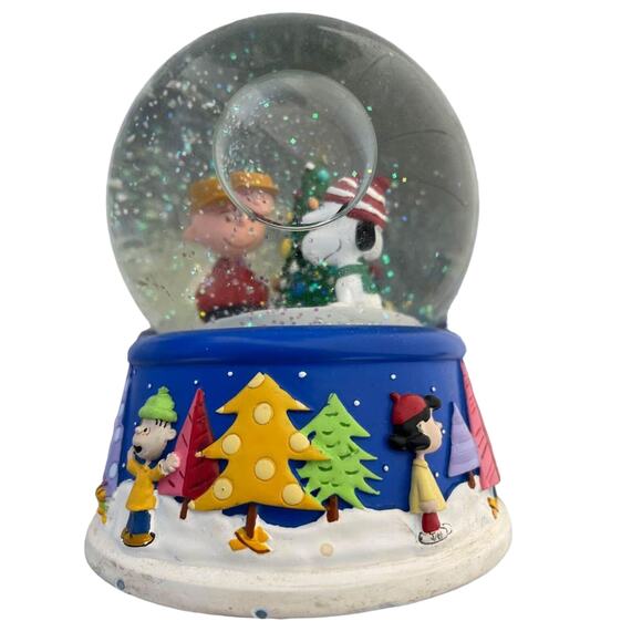 ↳ Hallmark Collectible A Charlie Brown Christmas Musical Snow Globe (1A-03-63WA) - Picture 2 of 8